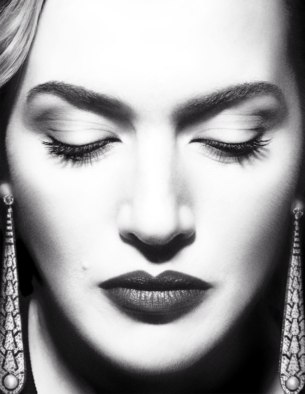 http://2.bp.blogspot.com/-2cai7SxiPhw/UCLFPp65QkI/AAAAAAAAWDI/duonF-ApU1I/s1600/Kate%20Winslet%20-%20Vogue%20Spain%20August%202012%204.jpg