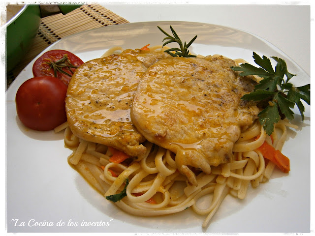 Chuletas De Cerdo Con Salsa De Naranja Y Pasta
