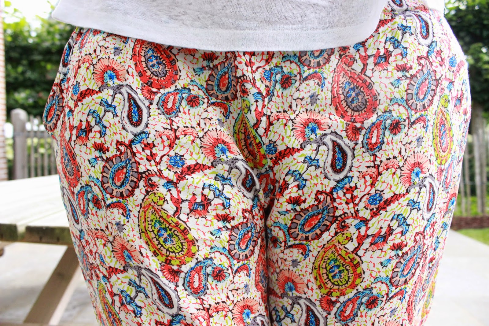 outfit printed pants