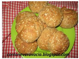 Panecillos Con Harina Integral Ecológica, Tritordeum, Copos De Avena Y Semillas De Sesamo Negro.
