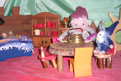 Zwergenstübchen, Teekessel Waldorf Monatsfeier, Puppenspiel im Juni