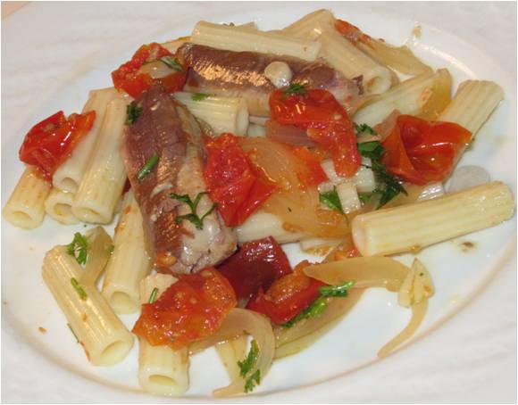 Salada de macarrão e sardinha