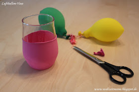 DIY: kleine Tischdekoration schnell selber machen mit Luftballons und Gartenblumen - bunte Luftballon-Vasen