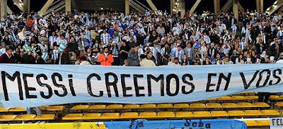 apoyo de la hinchada a messi