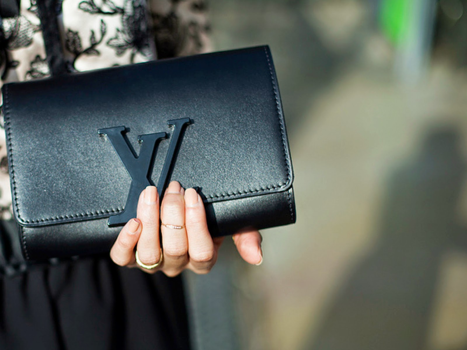 prada bolso de piel y gabardina marron  