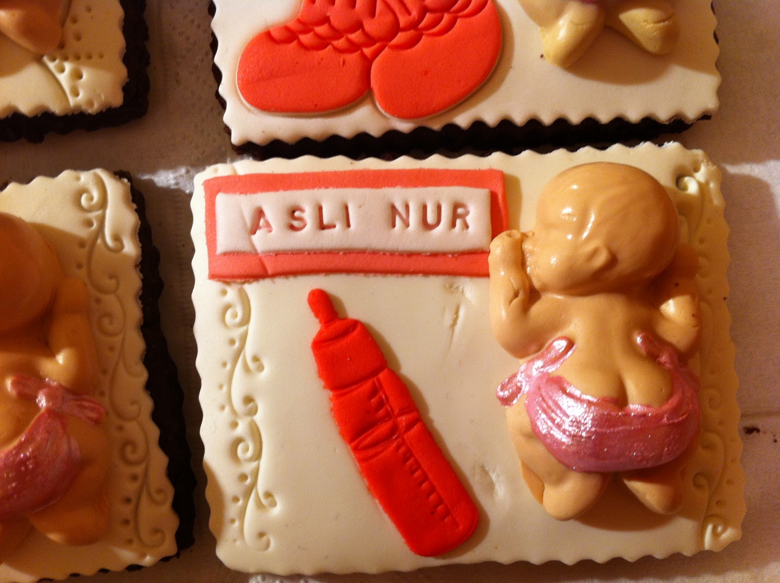 SEVGİYLE PASTA Aslı Nur İçin Bebek Kurabiyeler ve İsim Kurabiye Sepeti