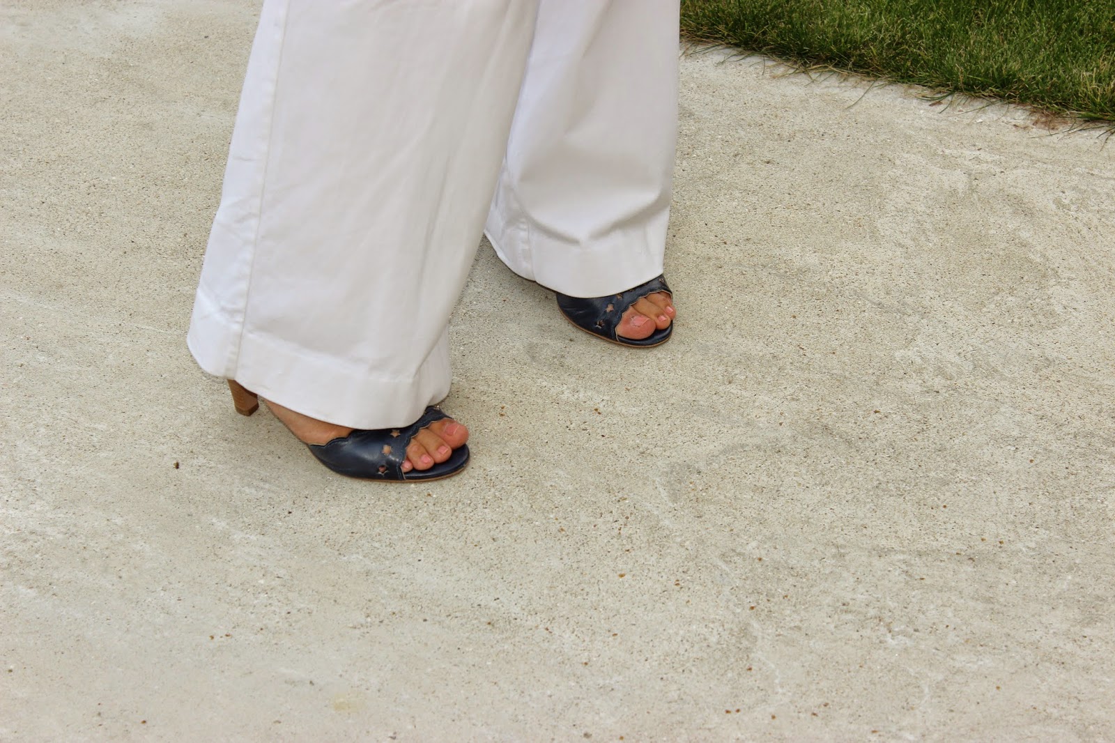 Veste jaune, pantalon blanc, chaussures bleues kookai