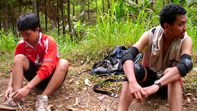 Keluar dari area hutan pinus kedua, kami menyiapkan protektor untuk Light Downhill hingga kawasan Coban Rondo.