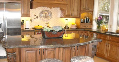 COCINA CON ISLA DE GRANITO Y BACKSPLASH - COCINAS Y BAÑOS: REPOSTEROS