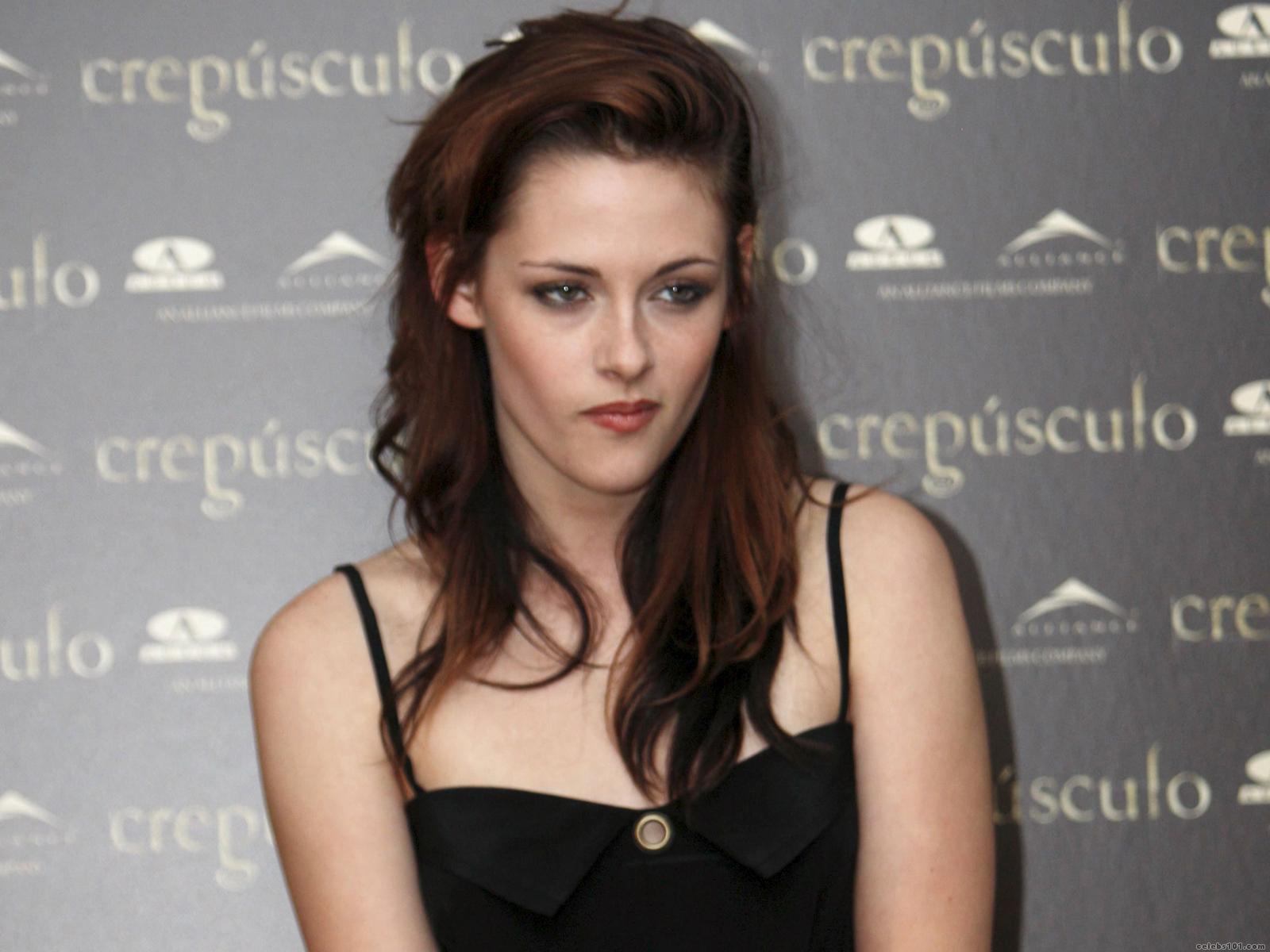 http://2.bp.blogspot.com/-2oHs3_xUO40/T1dyoi25nLI/AAAAAAAAAqk/4lvKYg3yAgU/s1600/kristen+stewart+hd+wallpapers_latest13.jpg