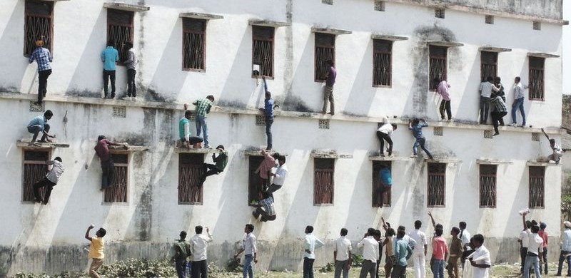 Indie: Rodzice, którzy podpowiadają swoim dzieciom podczas egzaminów wspinając się po budynku!