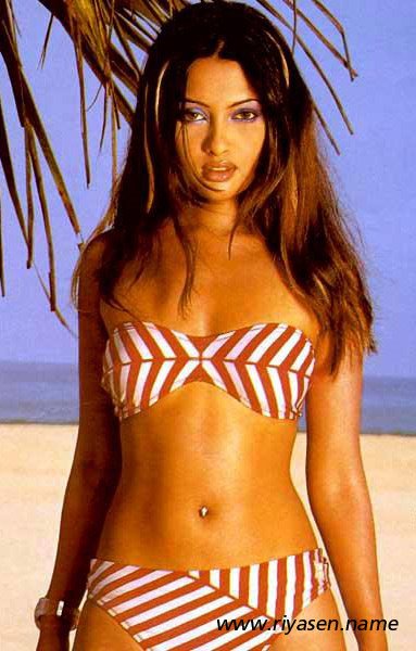 riya sen sexy bikini photos 11