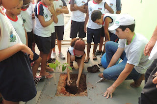 Crianças promovem plantio de árvores no Novo Ribeirão