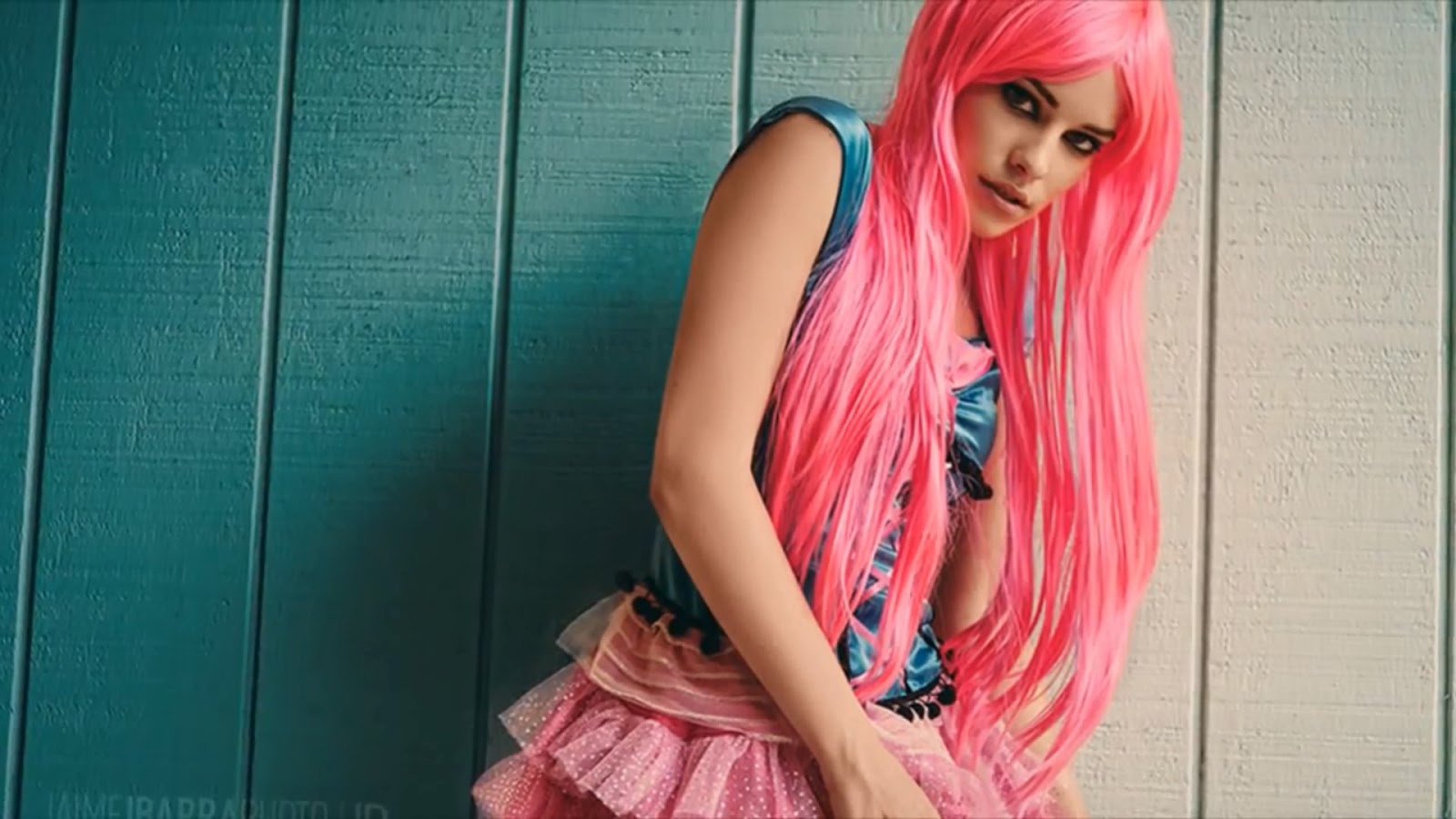 Косплейщица с розовыми волосами облизала металлический самотык