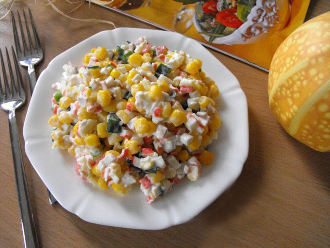 Салат из крабов и яблок