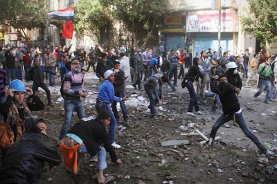 egyptian protesters throw stones