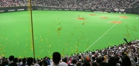 Club Japones de beisbol deberá a pagar a fanática golpeada por un Foul. 