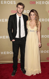 Miley Cyrus acompañada con su vestido escotado miley cyrus cavalli dress boobs