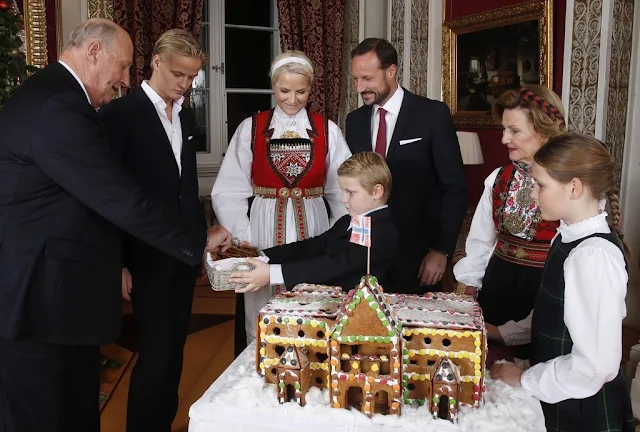 The Norwegian royal family's annual Christmas photoshoot was held this evening at the Royal Palace in Oslo