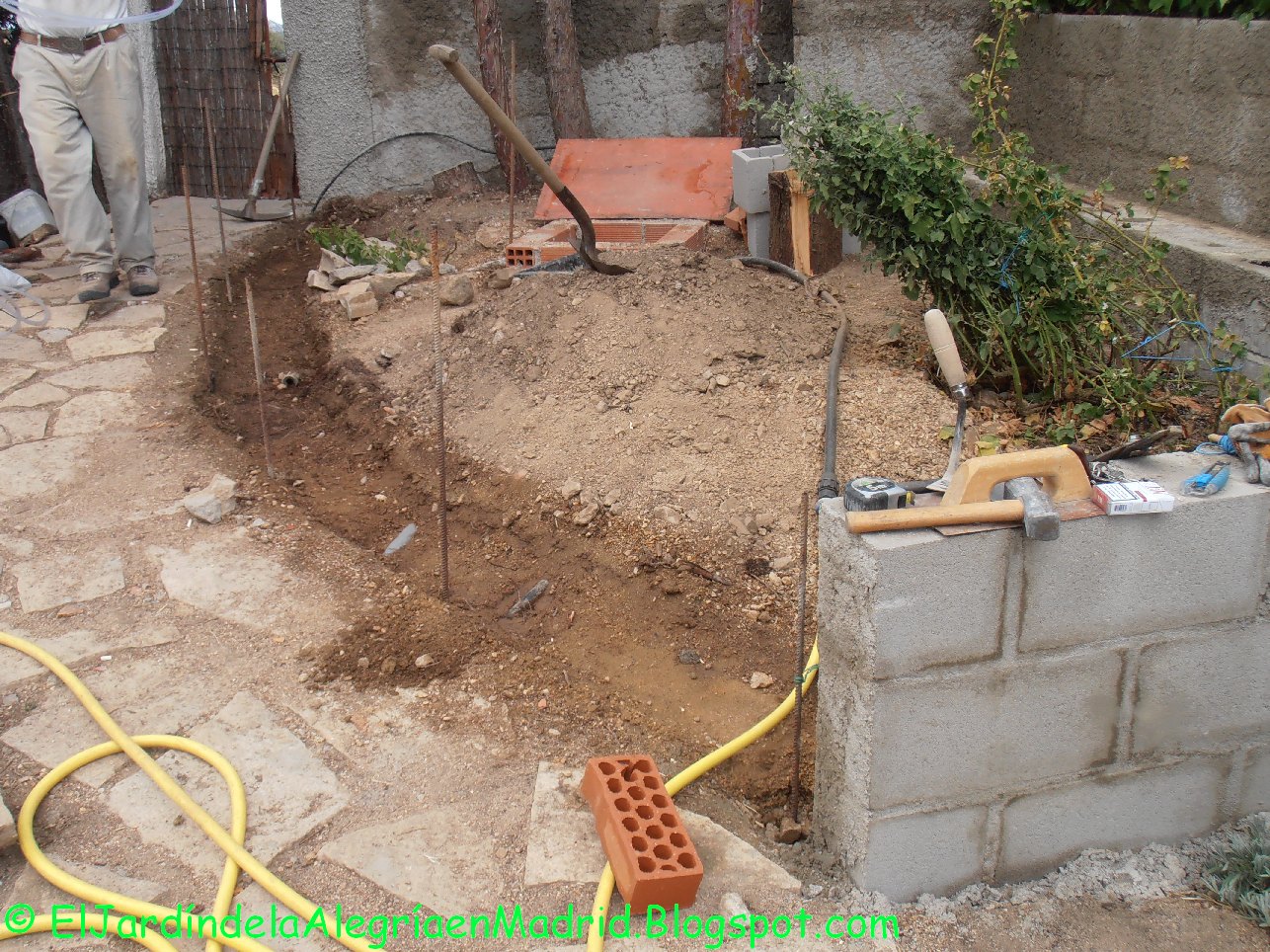 El jardín de la alegría : Diseño y realización de muros de piedra en la