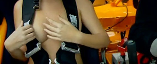 Topless Drifting La Bordul Unui BMW In Costumul Evei