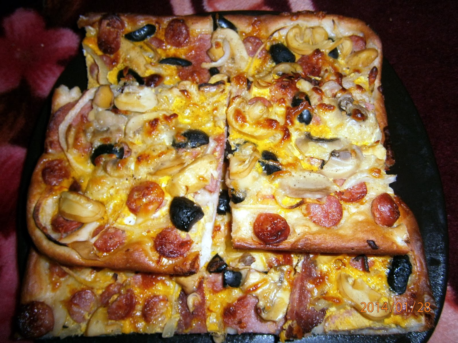 Pizza cu carnati si salam de vara Gepeto Veselie în bucătarie