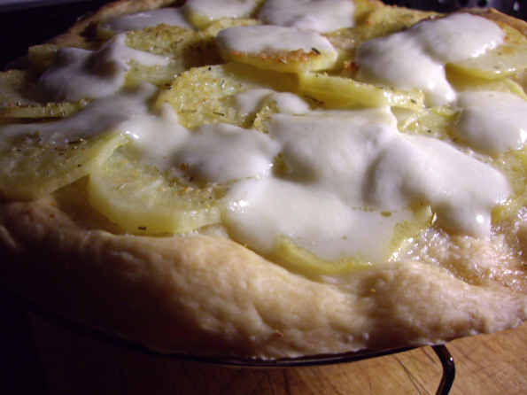 Pizza Con Patata, Mozzarella Y Romero