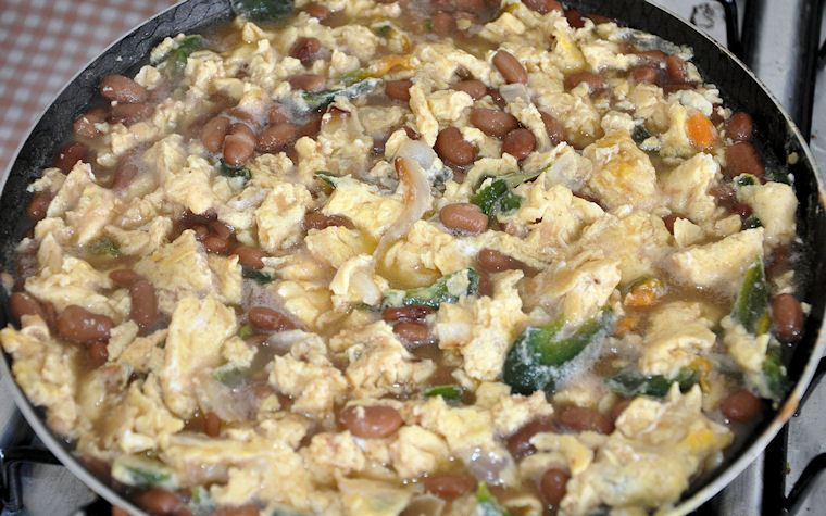 Frijoles con huevo, cebolla y chile jalapeño