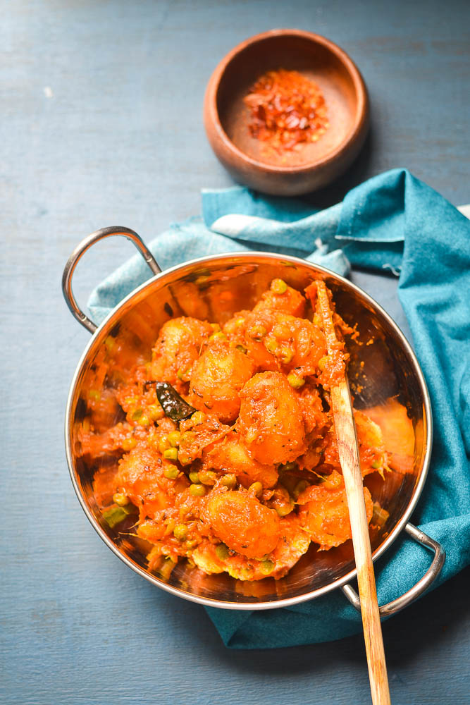 Mix and Stir Hing Diye Niramish Aloor Dom ( Dum Aloo without onion