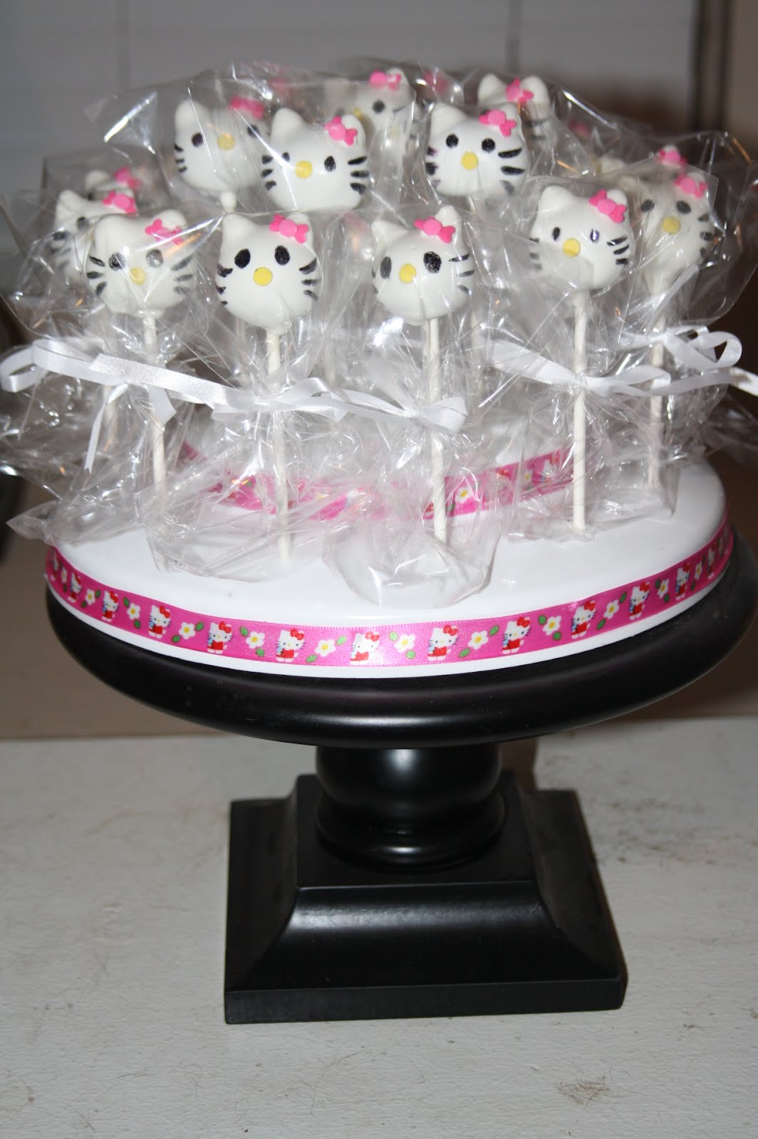 cake pops hello kitty Hello Kitty cake pops. Vanilla cake with vanilla buttercream covered 