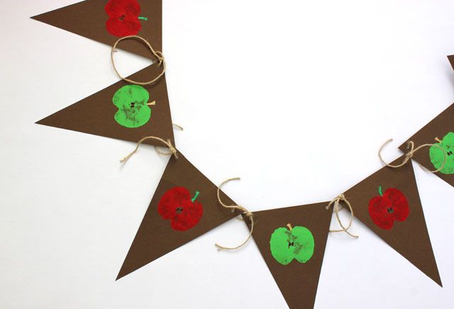Apple Stamped Banner - a fun kid craft #kidcrafts #diy #crafts #fall #apples