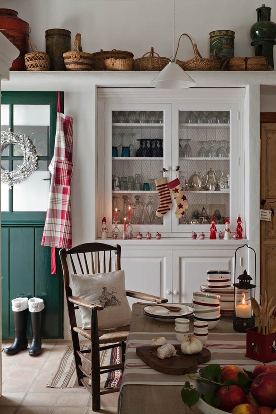 A dream cottage kitchen decorated with holiday bits and pieces all around the place (image by +fotogenica)