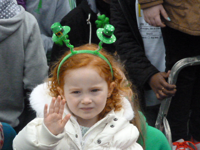 niña irlandesa en el desfile de San Patricio