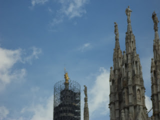 Estatua dorada de la Madonnina de Perego (Virgencita de Perego) que se encuentra fuera de la catedral Estatua dorada de la Madonnina de Perego