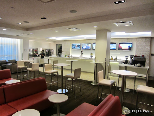 JAL Business Class trip report on JL061 - Bar area inside the oneworld business class lounge at LAX TBIT