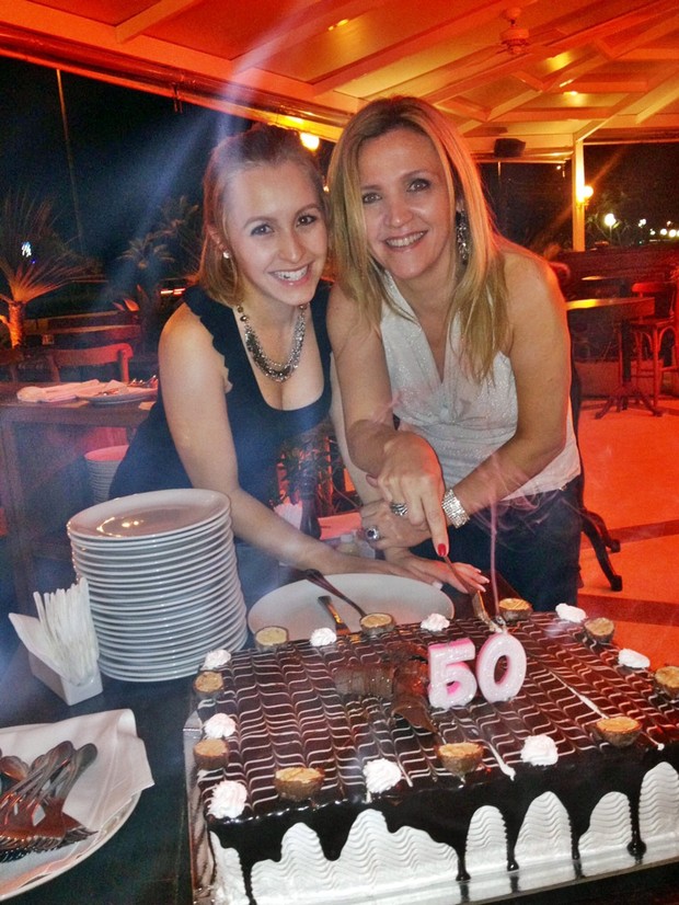 Simplismente Rebelde Carla Diaz faz festa surpresa para mãe Simplismente Rebelde Carla Diaz faz festa surpresa para mãe