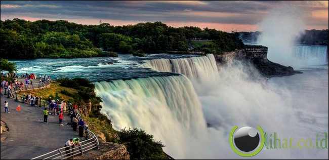 Air terjun Niagara, perbatasan Amerika Serikat-Kanada Air terjun Niagara, perbatasan Amerika Serikat-Kanada