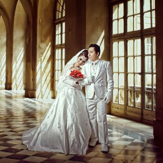 Foto Pre Wedding dengan Konsep Indoor dan Outdoor Foto Pre Wedding dengan Konsep Indoor dan Outdoor