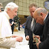 Benedicto XVI recibe la visita de un cocodrilo en audiencia general