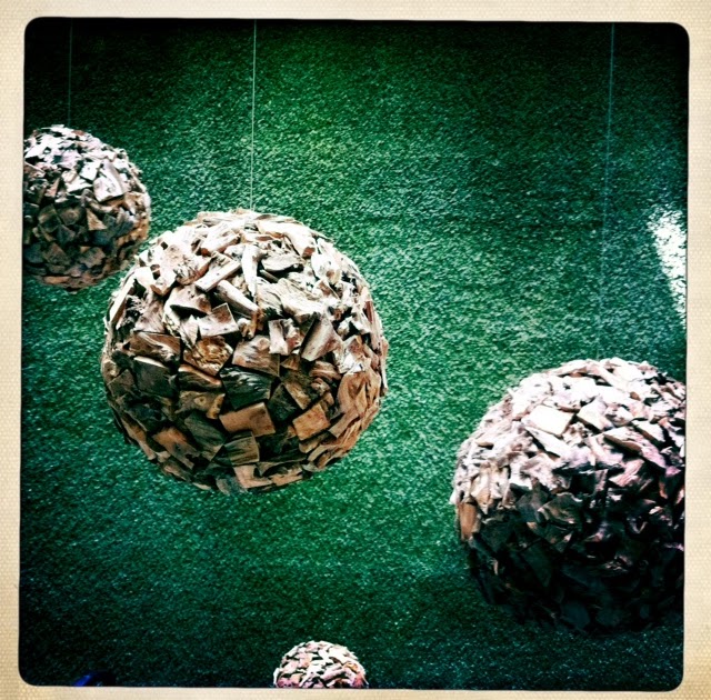 mardeflores.blog: Un patio con bolas de madera colgantes....