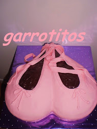 tarta con forma de zapatillas o puntas de ballet rosas con sus cintas.