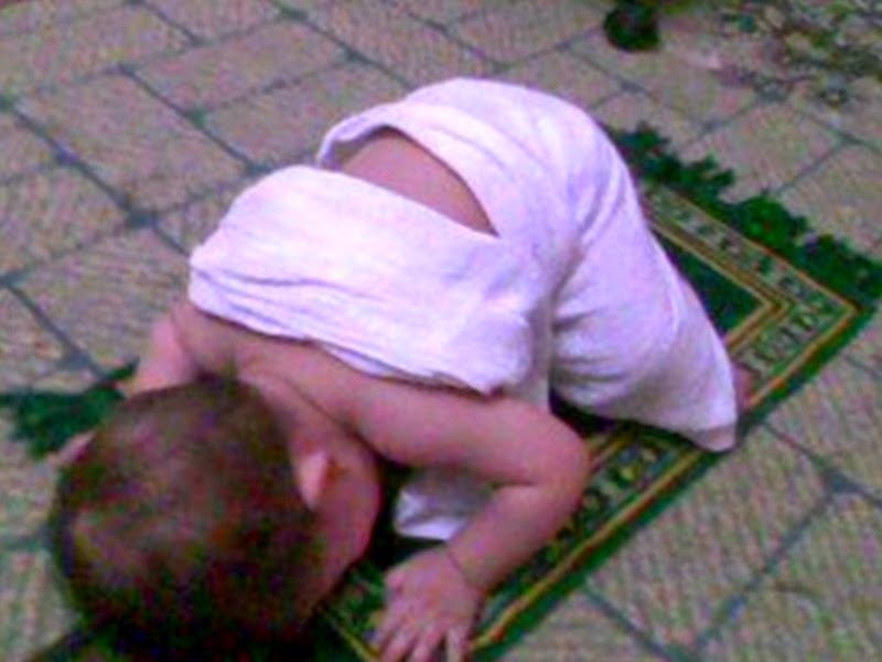 Bayi imut laki-laki shalat Bayi imut laki-laki shalat