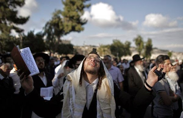 Judeus ultraortodoxos protestam em Jerusalém antes de visita do Papa Judeus ultraortodoxos protestam em Jerusalém antes de visita do Papa