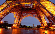 NOMEADA APÓS O SEU PROJETISTA, O ENGENHEIRO GUSTAVE EIFFEL, A TORRE FOI . (tour eiffel at night)