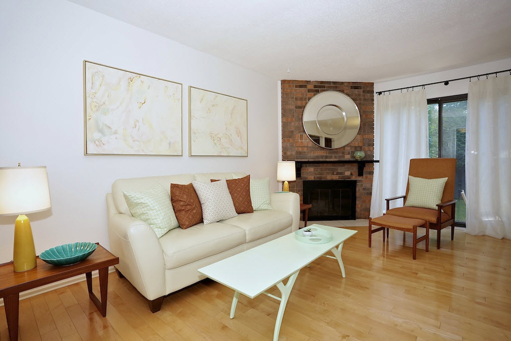 How to Stage a Living Room and Dining Room for Sale Dans le Lakehouse