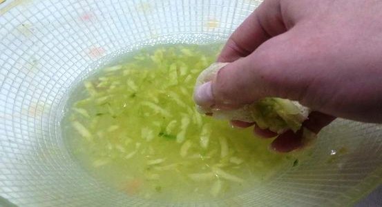 Eliminate Dark Circles and Puffiness under Your Eyes with This Simple Trick cucumber juice