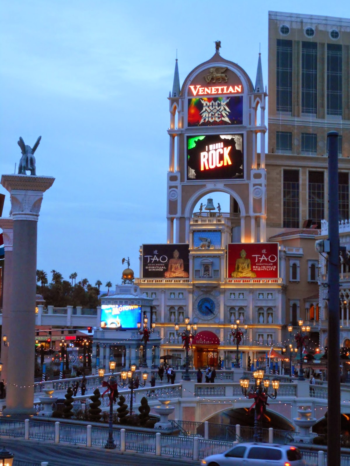 RV Voyageur: Vegas Alive and Buzzing With Christmas Themes&hellip;.