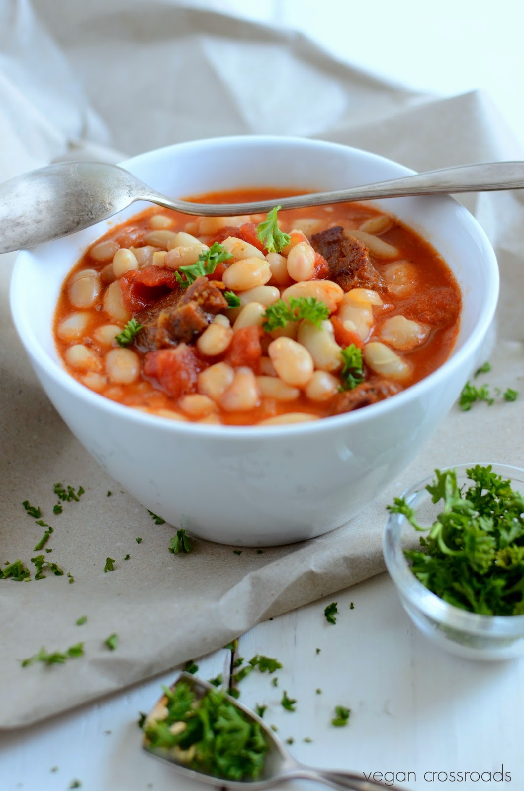 Baked Beans mit Tomaten und veganer Chorizo = Baked Beans with Tomatoes