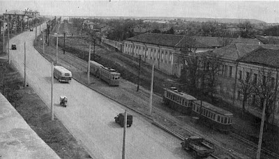 Трамваи на Феодосийском шоссе у Куйбышевского рынка в Симферополе