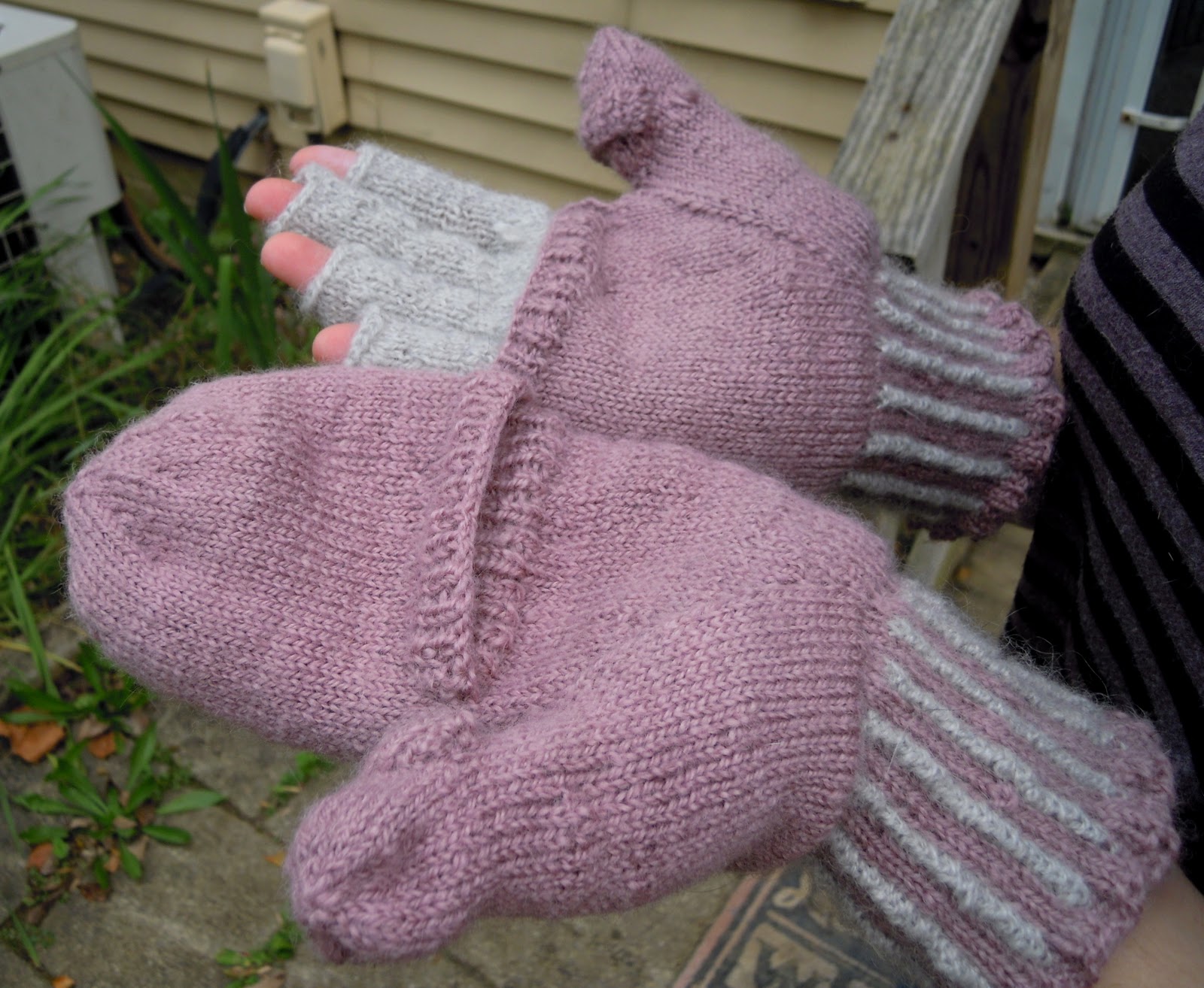 The Inconsequential Blogger: Texting Mittens Knitted from Handspun Yarn